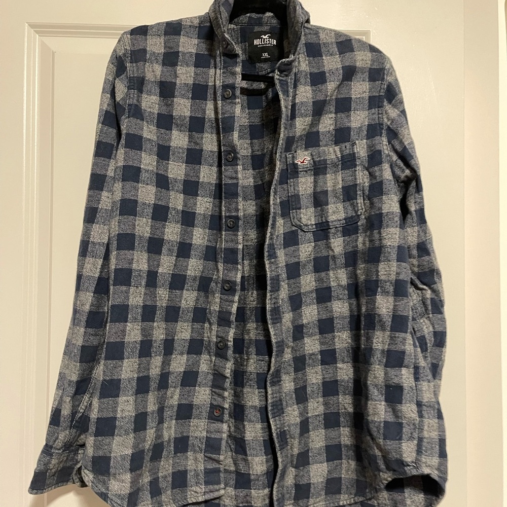 Hollister XXL flannel shirt, fits me and I’m a medium. It’s shrunk to a large.